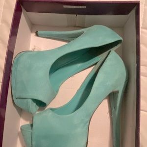 8.5 Turquoise pumps